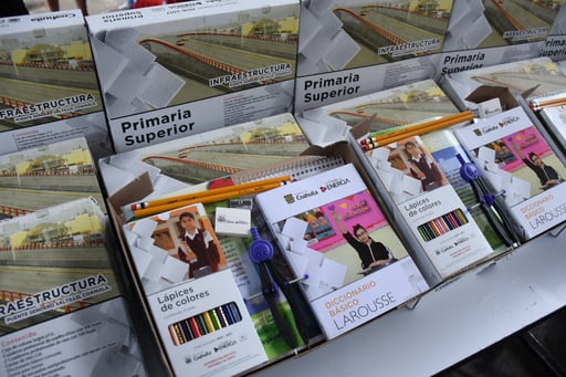 Imagen Avanza entrega de libros y materiales escolares en Matamoros y Viesca