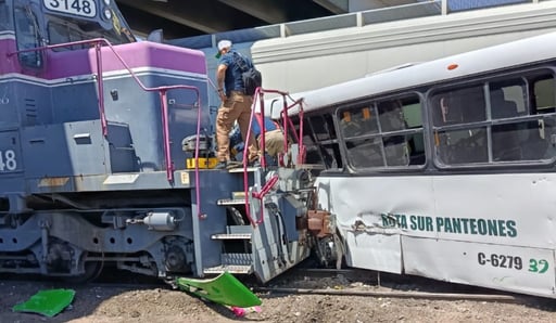 Imagen Choque entre camión de pasajeros y tren deja un lesionado en Torreón