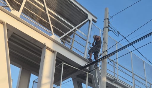 Imagen Policía Municipal detienen a sujeto por daños en puente peatonal de Torreón