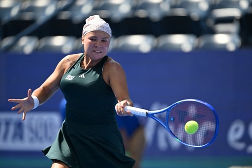 Varias complicaciones pasó en el primer set ante su paisana, una de las favoritas al título en el Abierto de la capital de Nuevo León.