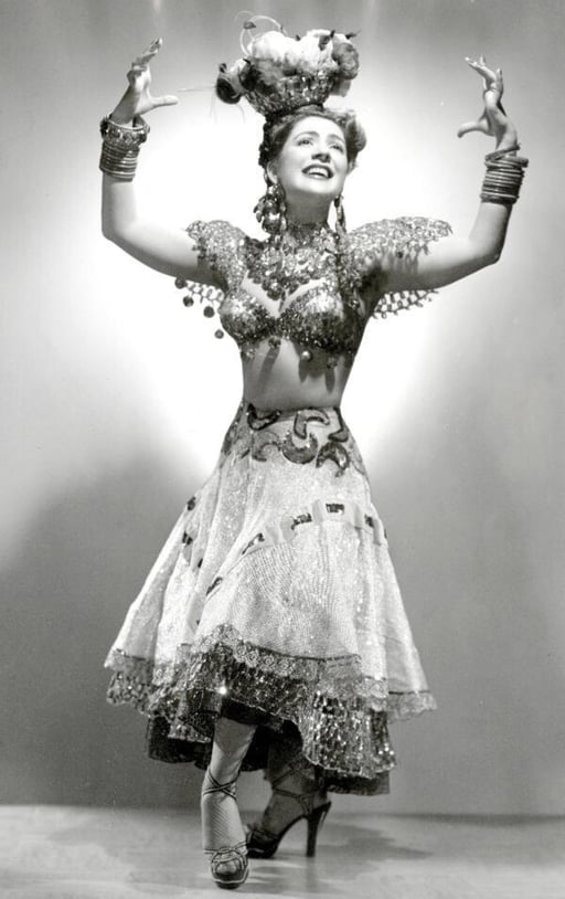 Fascinaba. La imagen de María Antonieta Pons en la pantalla fue magnética, porque además de fascinar con sus bailes, lo hizo con su vestimenta que consistía en trajes brillantes, plumas, faldas de volantes, con aberturas que dejaban ver las piernas al bailar.