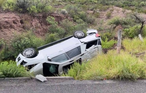 Imagen Vuelca camioneta en la que viajaba esposa de alcalde de Ramos Arizpe