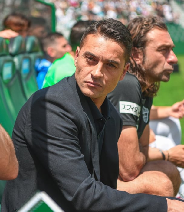 El estratega almeriense de 46 años de edad llega a ocupar el cargo luego que el conjunto albiverde anunciara el cese del técnico argentino Fernando Ortiz a principios de la semana.