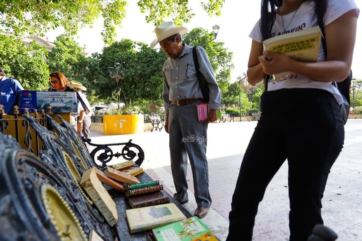 Celebran Día del Libro regalando ejemplares en Plaza de Armas