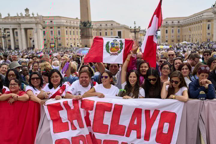 'Nunca más la guerra', clama el papa León XIV al dirigir rezo en plaza de San Pedro