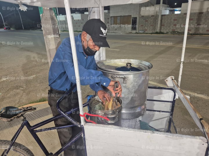 Entre laguneros nos apoyamos, dice abuelito vendedor de tamales que se viralizó durante lluvias