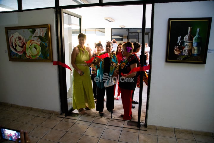 Artista laguneros plasman su 'Universo de colores' en galería de la UAdeC