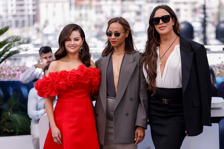 Figuras. Selena Gomez, Zoe Saldaña y Karla Sofia Gascón posando en la sesión de Emilia Perez en la 77a edición del Festival de Cine de Cannes.