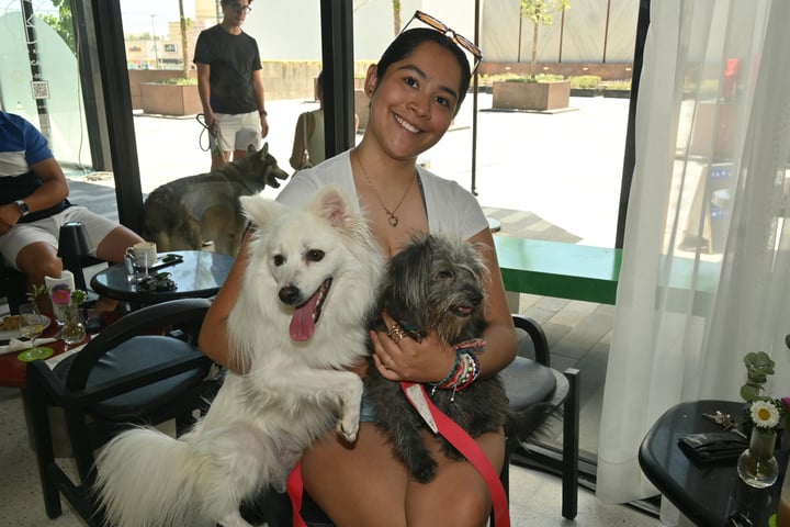 Mónica con sus mascotas Akira y Lobito (EL SIGLO DE TORREÓN / ENRIQUE CASTRUITA)