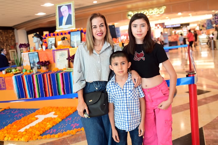 Adriana Abrego, Mía y Adrián Soule, admiraron el altar dedicado al locutor y publicista
don Sergio Martínez Valdés (EL SIGLO DE TORREÓN)