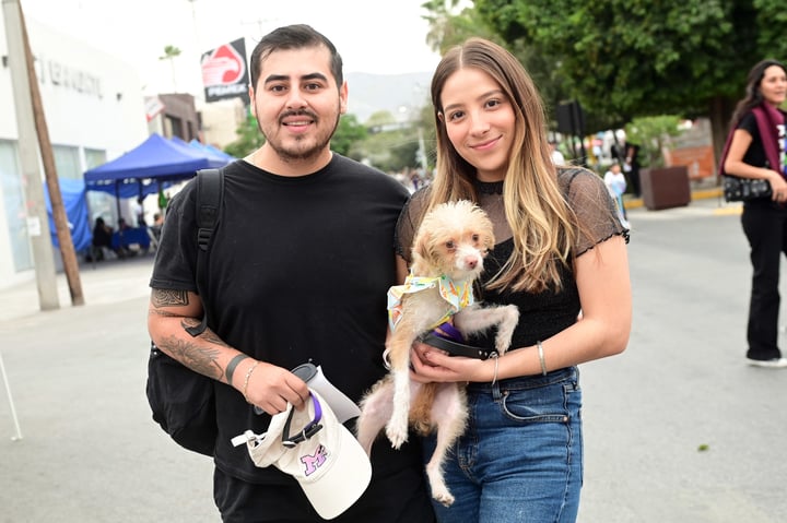 Carlos Garza y Gina Ayala con Clío (EL SIGLO DE TORREÓN)