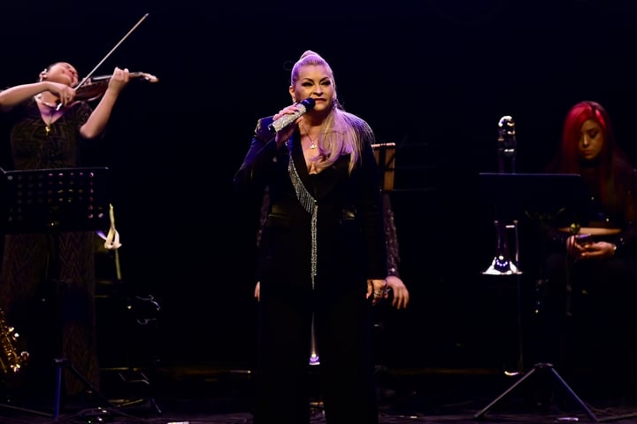 Emociona. Rocío Banquells enamoró a los laguneros con un tributo musical a su fallecida amiga Dulce. (Foto de Enrique Terrazas)