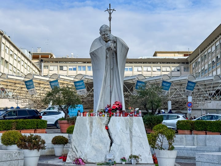 Vaticano difunde primera foto del papa Francisco desde su hospitalización