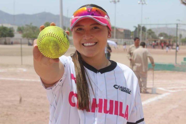 Olivia Guadalupe se desempeña como pitcher, pero también es una excelente bateadora, dualidad que fue valorada por el equipo europeo.