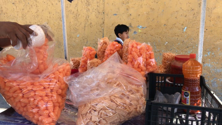 ¿Dónde recibir orientación sobre venta ambulante de alimentos sanos en escuelas?