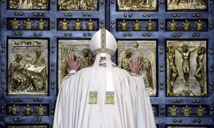 El Papa Francisco en 2015 a punto de abrir la Puerta Santa para marcar el inicio del Jubileo. Foto: (ESPECIAL)