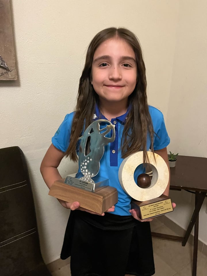 La pequeña golfista Amalia Magaña Pérez de los Ducks de Azul Talavera, representará a la Zona Norte en el torneo en Veracruz. (Especial)