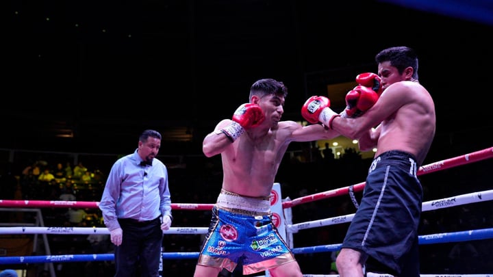 En cinco rounds, el gomezpalatino (izquierda) noqueó al boxeador emergente sinaloense José Torres, en la Feria Nacional Durango. (Cortesía Zanfer)

