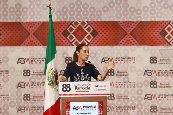La presidenta de México, Claudia Sheinbaum, participa en el foro 'La banca y su aportación al desarrollo de México' durante la 88 Convención Bancaria este jueves, en Nuevo Vallarta. EFE/ Alex Cruz