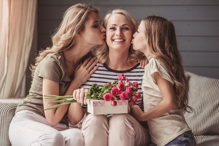 Desde un perfume clásico hasta un vestido nuevo, hay un regalo perfecto para cada mamá.