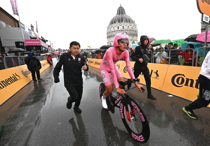 El ciclista mexicano se mantiene en la punta de la competencia italiana, aunque ya vio recortada su ventaja tras esta fecha.