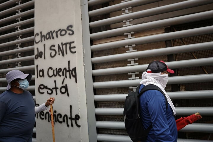 Maestros vandalizan sede del SNTE en Ciudad de México | Video