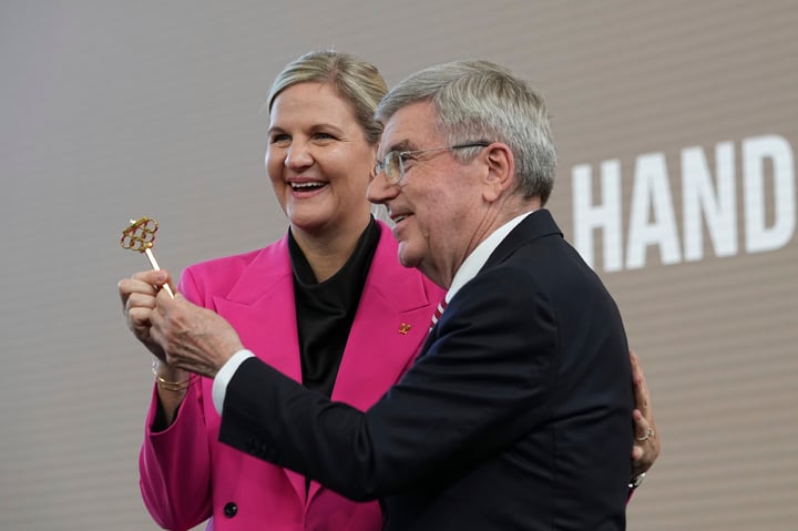 El ahora exdirigente, el esgrimista alemán Thomas Bach, entrega una llave simbólica de la presidencia a la exnadadora zimbabuense, electa en marzo pasado, en la ceremonia de sucesión que tuvo lugar en la Casa Olímpica que está ubicada en Lausana, Suiza.