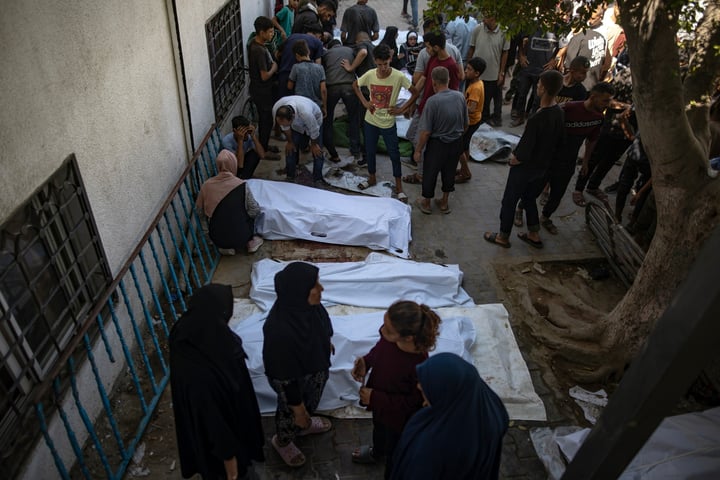 Palestinos despiden a sus familiares fallecidos en un ataque aéreo israelí en el Hospital Al-Shifa de la ciudad de Gaza, el 30 de junio de 2025. Según el Ministerio de Salud de Gaza, 24 palestinos murieron tras el ataque del ejército israelí contra el café Al-Baqa, ubicado en el paseo marítimo de la ciudad de Gaza /