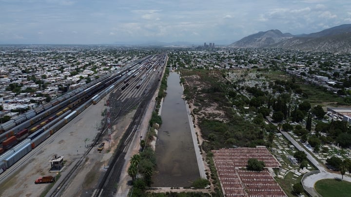 Desde semanas antes de que lloviera, trabajadores municipales acudieron a desazolvar la laguna de regulación.
