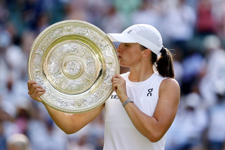 La tenista polaca se alzó con el campeonato en la cancha del All England Club venciendo a la estadounidense Amanda Anisimova.
