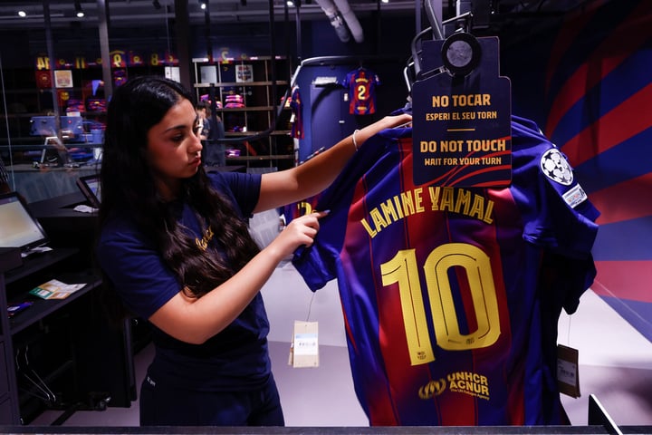 Lamine Yamal heredará el '10' de Messi, Maradona, Ronaldinho y Romario