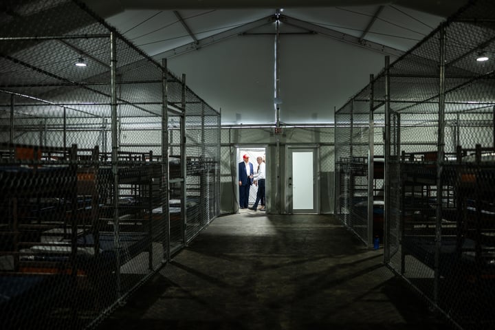 EUA inicia deportaciones desde el polémico centro migratorio Alligator Alcatraz