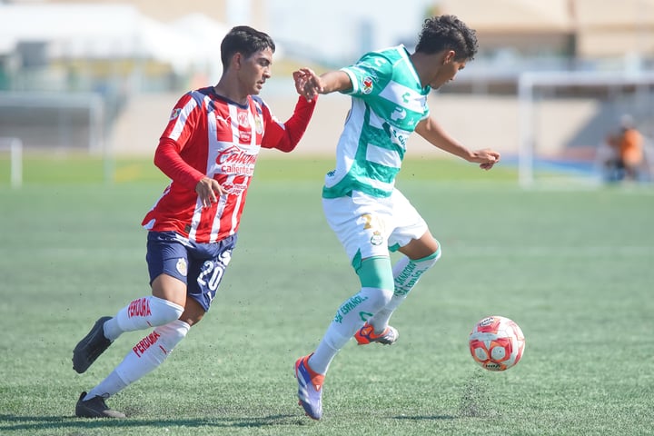 El encuentro en la categoría Sub-19, disputado en el campo sintético del
TSM, fue muy cerrado de principio a fin, finalizando 1-1. (Cortesía)