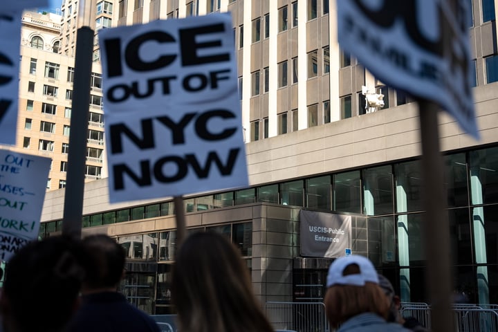 Fiscalía de Nueva York denuncia condiciones inhumanas en detención de inmigrantes por ICE