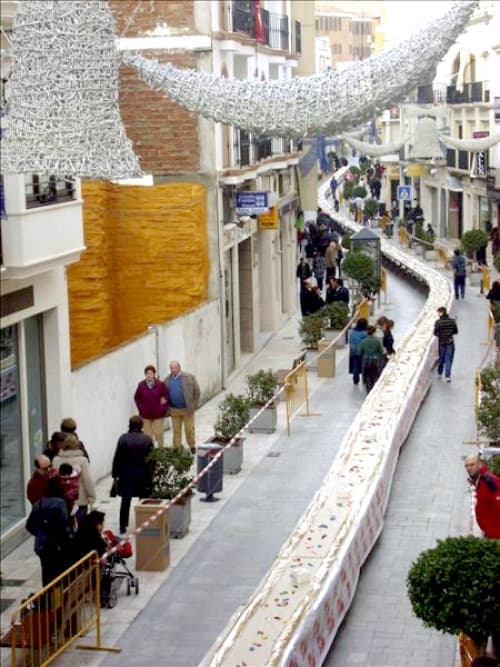Tratan de batir el récord del bocadillo de jamón más largo del mundo con 530 metros. (EFE)