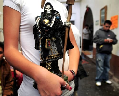 El culto mexicano de la Santa Muerte, profesado por varios millones de personas, consentirá y celebrará matrimonios entre personas del mismo sexo ahora que la ley lo permite en la capital del país. (Archivo)