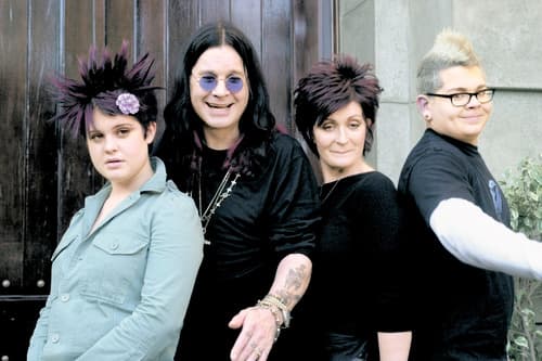 Locos a la vista. Las excentricidades del rockero Ozzy Osbourne, su esposa Sharon así como sus hijos Kelly y Jack serán retransmitidas para gusto de sus fans.