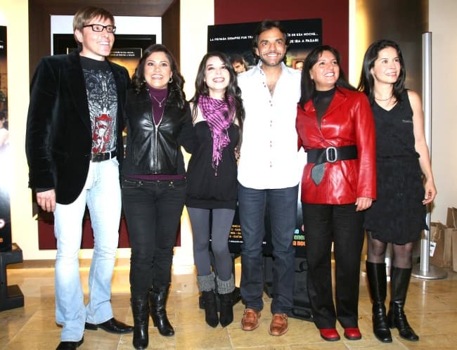 Estreno. Mario Iván Martínez, Vanessa Bauche, Danny Perea, el productor Eugenio Derbez, Zaide Silvia Gutiérrez y Arcelia Ramírez durante la presentación de la serie Ellas Son... La Alegría del Hogar. EL UNIVERSAL