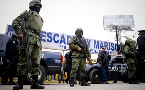 Vigilancia. Un policía murió en el interior de una marisquería ubicada en la vía López Portillo de Tultitlán, Estado de México.