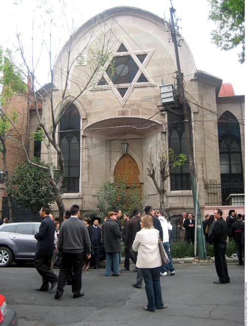 Velorio. El empresario Moisés Saba y su familia fueron velados en el templo Rodfe Sedek. AGENCIA REFORMA
