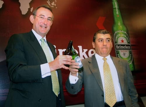Fusión. El presidente ejecutivo Heineken, Jean-Francois Van Boxmeer (i), y el presidente de la compañía mexicana FEMSA, José Antonio Fernández (d), brindaron ayer, martes 12 de enero de 2010, tras una rueda de prensa en Monterrey (México). EFE