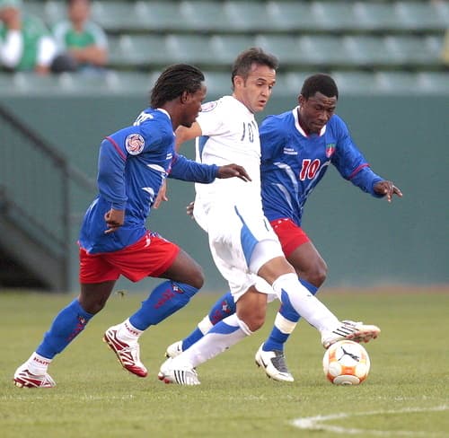 El caribeño (derecha) tendrá un largo camino, pero espera encontrarse rápidamente con su familia en Haití. Viaja futbolista haitiano del San Luis hacia su país