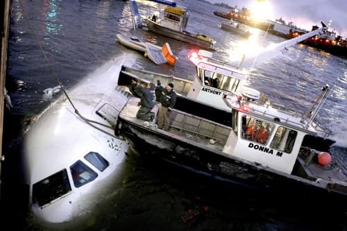 Un año después que 155 personas sobrevivieron tras realizar el avión en que viajaban un acuatizaje de emergencia en el río Hudson, muchos de ellos se congregaron el viernes para festejar el aniversario y su suerte. (EFE)