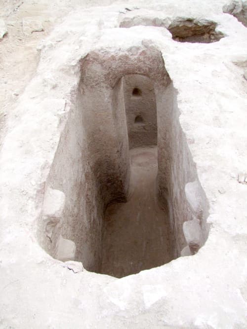 Fotografía de parte de pozos para el agua descubierto entre los restos de un templo de la era ptolemaica dedicado a la diosa Bastet y perteneciente a la reina Berenice, esposa de Ptolomeo III. (EFE)