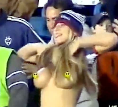 La ciudadana estadounidense Leah Catherine Spencer, de 30 años de edad, quien fue bautizada como 'La güera del Tec de Monterrey', decidió subastar la gorra y playera que utilizó durante el cotejo del pasado sábado, anunciando que la mitad de lo recaudado será destinado a una institución de beneficencia.