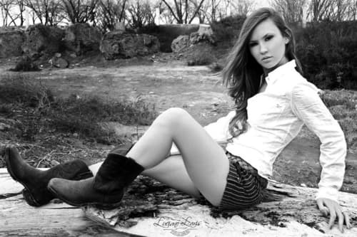 Captada en una fotografía de estudio, Srita. Astrid Izaguirre.- Estudio Luciano Laris