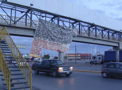 Colgada. Una de las mantas fue localizada en el bulevar Diagonal Reforma, cerca de la avenida Juárez.