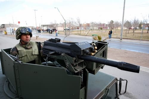 Vigilancia. Militares patrullan las calles de Ciudad Juárez ante la ola de violencia.