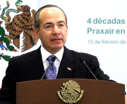En coro, tres mujeres le gritaron este lunes al presidente Felipe Calderón: 'señor Presidente, queremos hechos, no palabras', en la visita del mandatario a esta entidad. (Notimex)