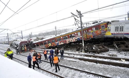 Tragedia. Un equipo de rescate inspecciona el lugar de la estación de Buizingen, en Halle (Bélgica), donde ocurrió la colisión frontal. EFE